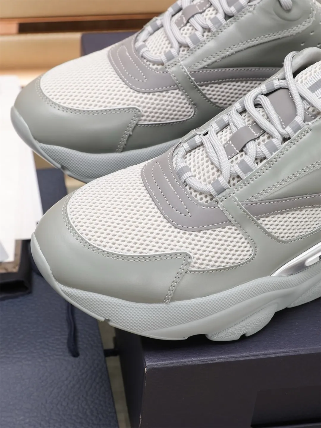 Men's shoes 💰P460💰【Dior】Dior✨ is online at the same time👏 This casual sneaker is a new product in the series and continues Di*r's classic style. The upper is made of original mesh and cow leather, with a two-color textured outsole, and the brand's iconic details on the rear collar and heel to enhance the style. Fashionable and versatile. Wear it with jeans or slacks for a casual look. Size: 38-44 (45 customized)